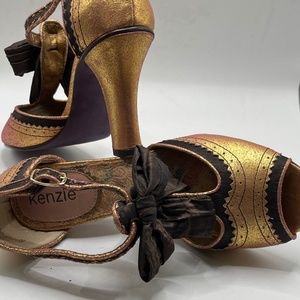 Kenzie Vintage Open Toe 3 1/2”  heels  Size 6